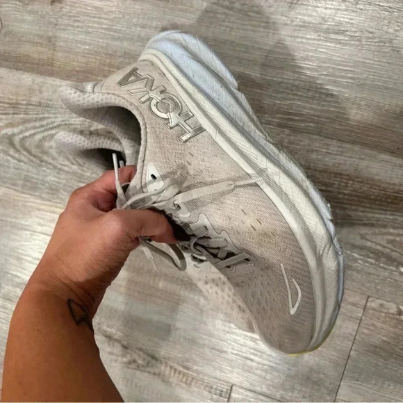 HOKA. CLIFTON 9 NIMBUS CLOUD/ ICE SIZE 6.5B - Picture 3 of 8